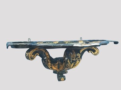 une étagère noire et dorée sur laquelle est posé un skateboard