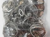 un sac rempli de bijoux en argent et en or posé sur une table