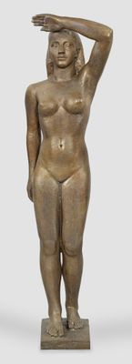statue d'une femme portant la main à sa tête