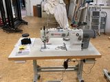 une machine à coudre posée sur une table dans une pièce