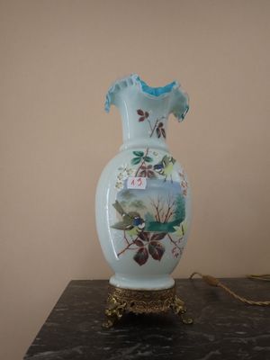 un vase posé sur une table