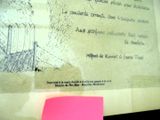 une feuille de papier sur laquelle est collé un post-it rose