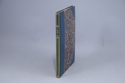 un livre posé sur une table