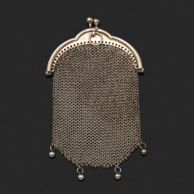 un sac à main ancien en maille argentée sur fond noir