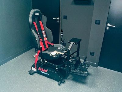 un siège de voiture de course noir et rouge dans une pièce