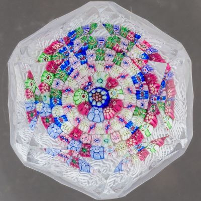 Baccarat. Presse-papiers à fond de torsades blanches filigra… - Photo 1