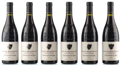 six bouteilles de vin rouge sont alignées