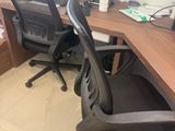 un bureau d'ordinateur avec deux chaises et un écran posé dessus