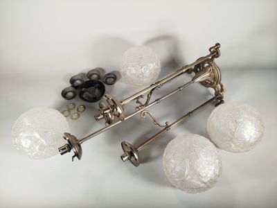 un tas de boules de verre et un poteau métallique
