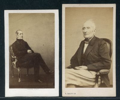 deux vieilles photos en noir et blanc représentant un homme assis sur une chaise
