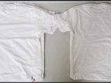 deux t-shirts blancs posés l'un à côté de l'autre sur une table