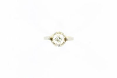 gros plan d'une bague en diamant sur fond blanc