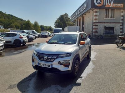 une voiture blanche garée devant un bâtiment