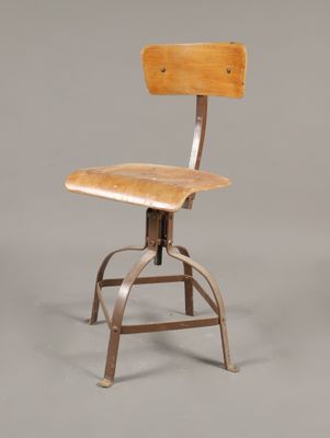 une image représentant une chaise en bois avec un piètement en métal et une assise en bois