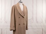 une image d'un manteau sur un support de mannequin