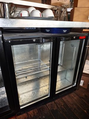deux portes vitrées ouvertes dans une cuisine