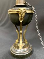 Lampe en bronze, laiton et tôle laquée, à motif de trois têt… (photo 5)