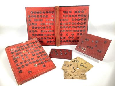 une image représentant une collection de livres anciens portant des cachets