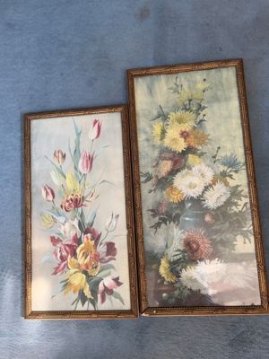 deux photos encadrées représentant des fleurs sur un fond bleu