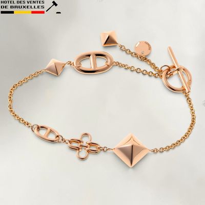 gros plan d'un bracelet sur une surface blanche