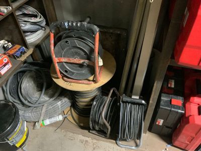 une pile de tuyaux et d'autres équipements dans un garage