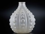 une image représentant un vase en verre blanc sur fond noir
