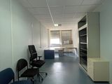 un long couloir avec des chaises et un bureau à l'intérieur