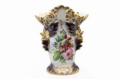 un vase sur lequel sont peintes des fleurs, sur un fond blanc