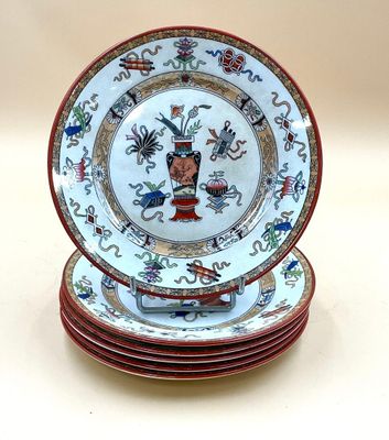 une pile d'assiettes sur lesquelles figure l'image d'un homme