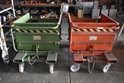 deux chariots placés l'un à côté de l'autre dans un entrepôt