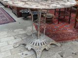 une table posée par terre devant un tapis