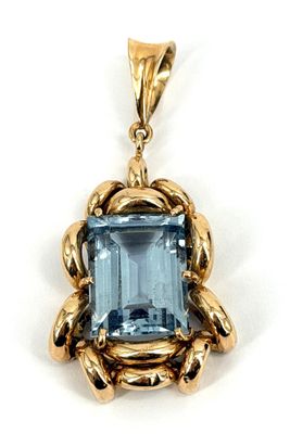 un gros plan d'un pendentif en topaze bleue sur fond blanc