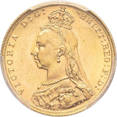 Gros plan sur une pièce d'or ornée d'une couronne