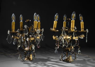 une paire d'appliques en laiton et cristal sur fond noir