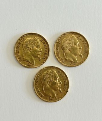 three gold sovereigns, one of which has a head of a man and two of which is a woman