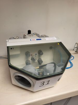 une petite machine qui contient beaucoup d'éléments