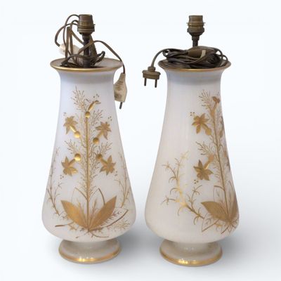 Paire de VASES en verre opalin reposant sur un petit piédouc…