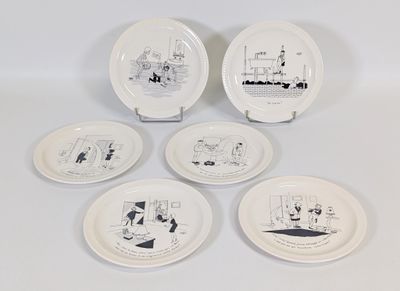 quatre assiettes blanches ornées d'illustrations en noir et blanc sur un fond blanc