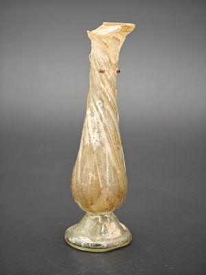 un vase en verre posé sur une table