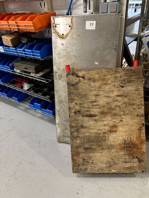 une planche en bois posée par terre dans un entrepôt