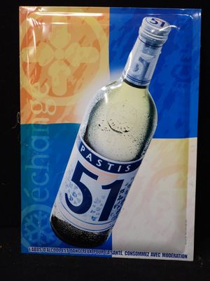 une photo d'une bouteille de bière posée sur une table