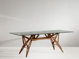 une table en verre avec des pieds en bois et un plateau en verre