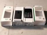 Plusieurs téléphones portables sont alignés sur une table