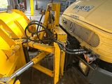 une grosse machine jaune garée dans un garage