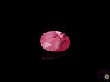 un diamant rose sur fond noir