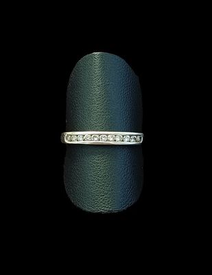gros plan d'une bague avec des diamants sur une surface noire