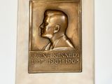 une plaque sur laquelle figure la photo d'un homme