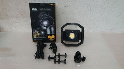 une lampe posée sur une table à côté d'une boîte