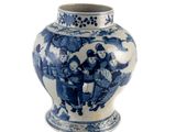 un vase bleu et blanc orné d'une image représentant des personnes