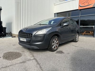 la photo d'une voiture noire garée devant un bâtiment